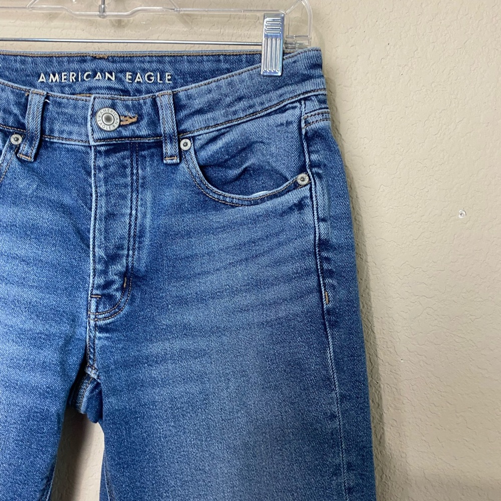 American Eagle Tomgirl Medium Wash Button Tab Straight Leg Jeans Size 28” - Picture 4 of 15